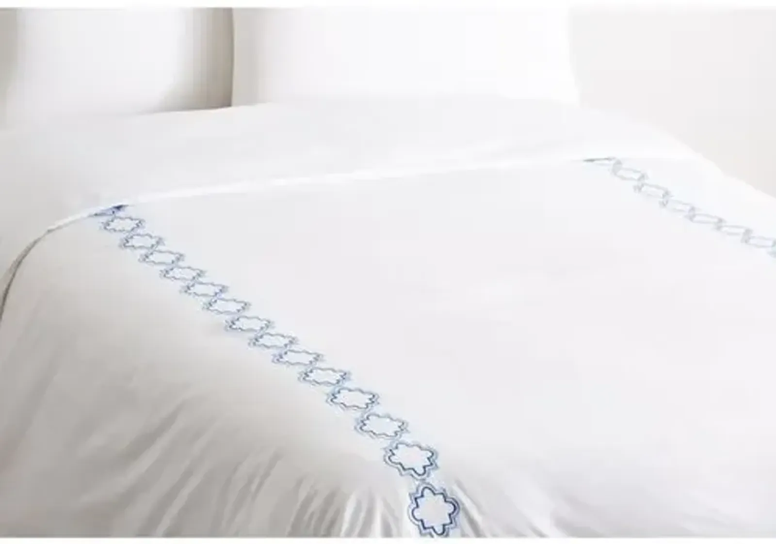 Quatrefoil Outline Duvet - Blue - Hamburg House - White