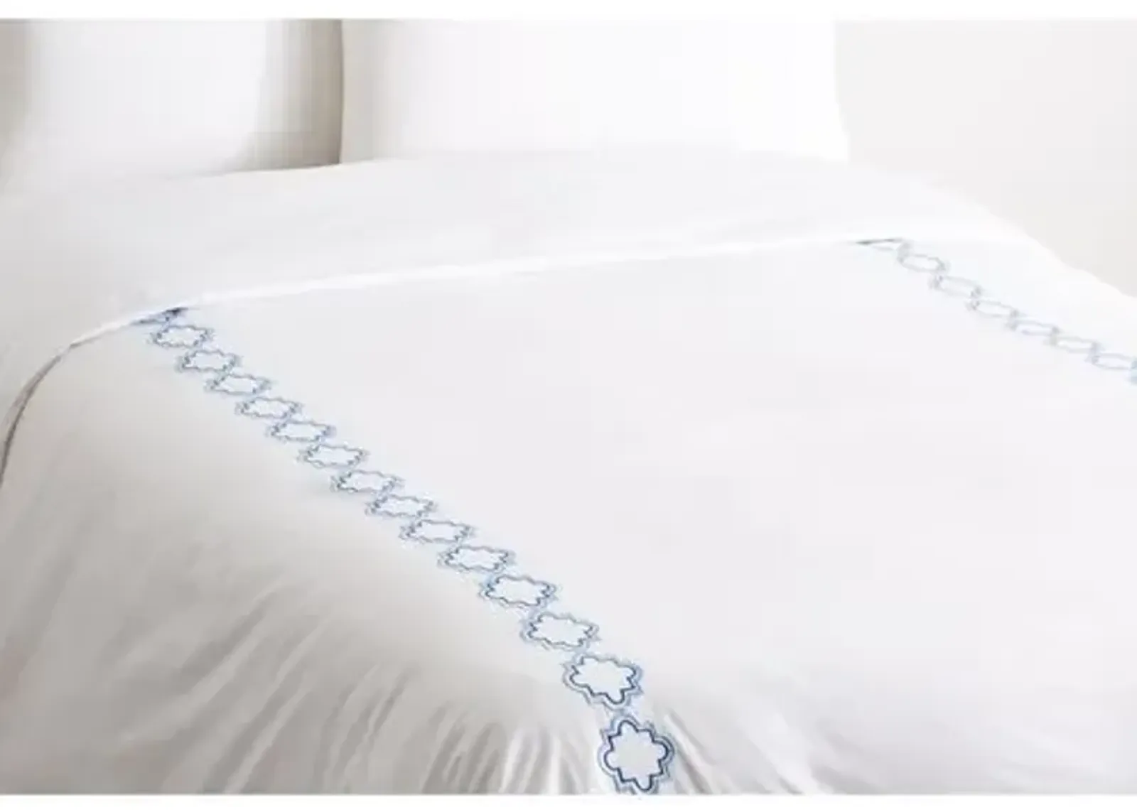 Quatrefoil Outline Duvet - Blue - Hamburg House - White