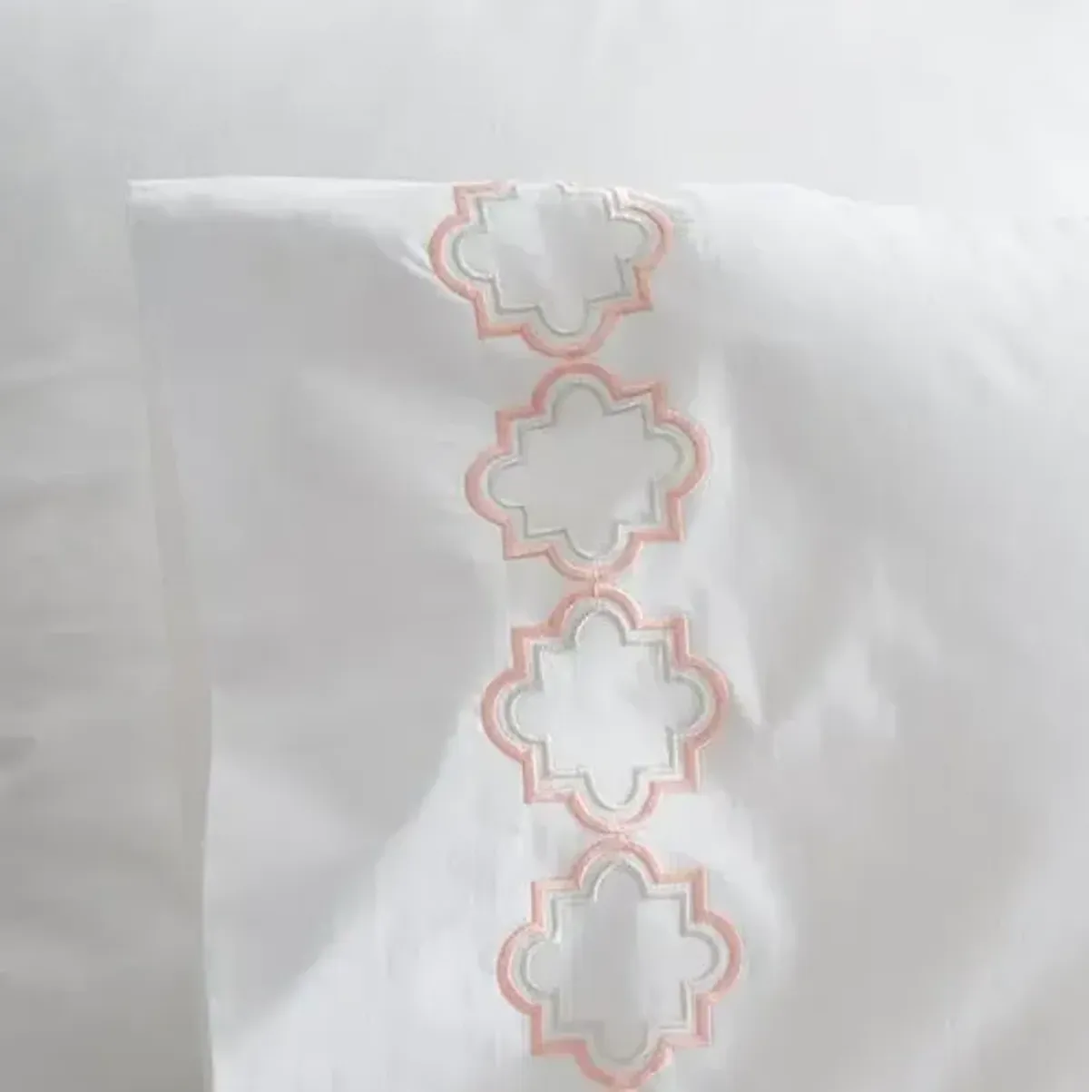 Set of 2 Quatrefoil Pillowcases - White/Pink - Hamburg House