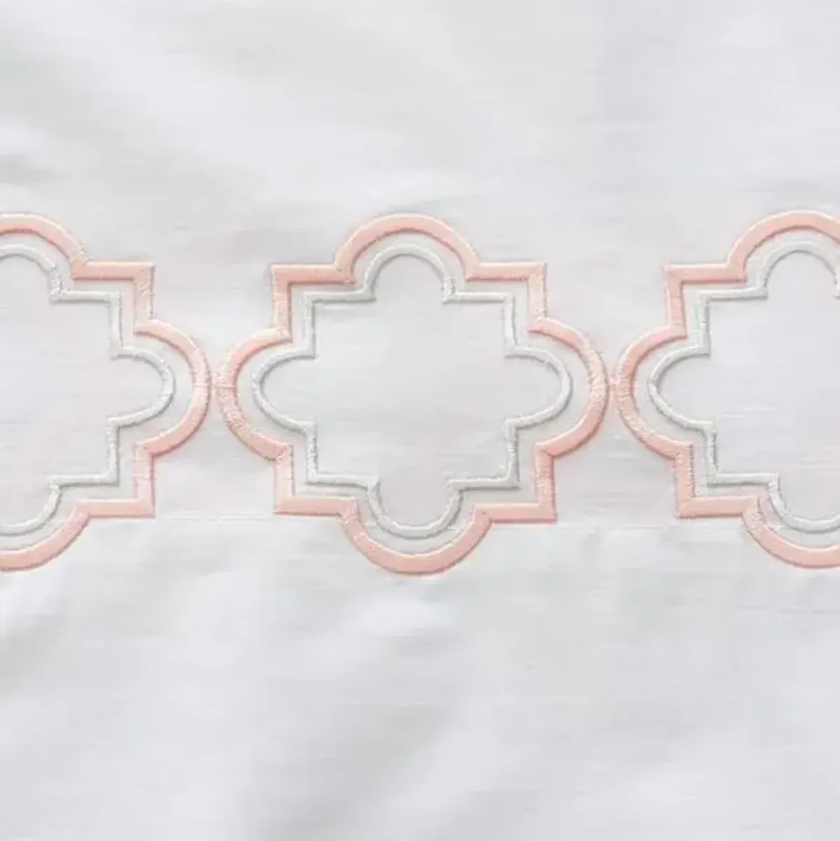 Set of 2 Quatrefoil Pillowcases - White/Pink - Hamburg House