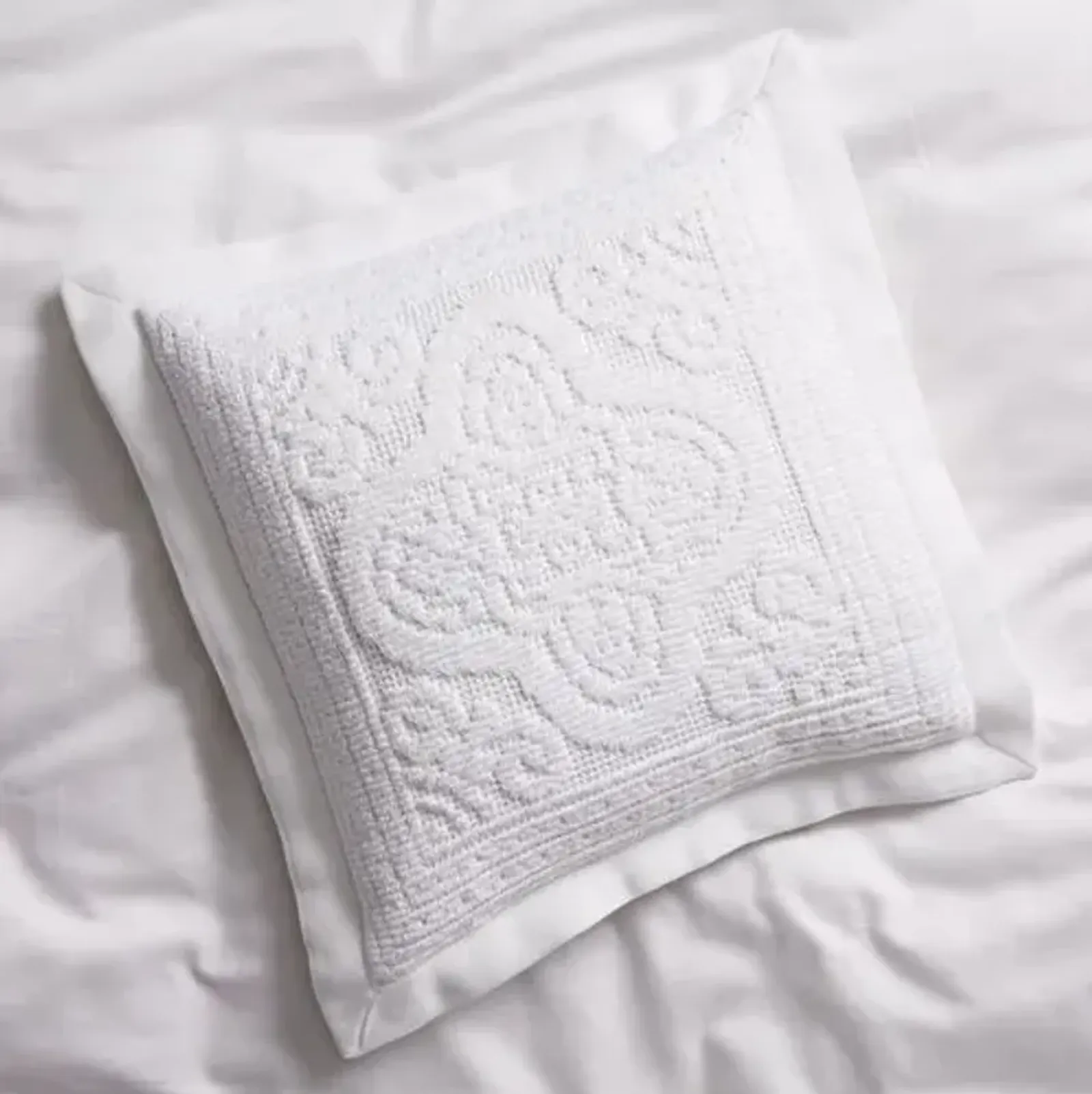 Medallion Sham - White - Belle Epoque