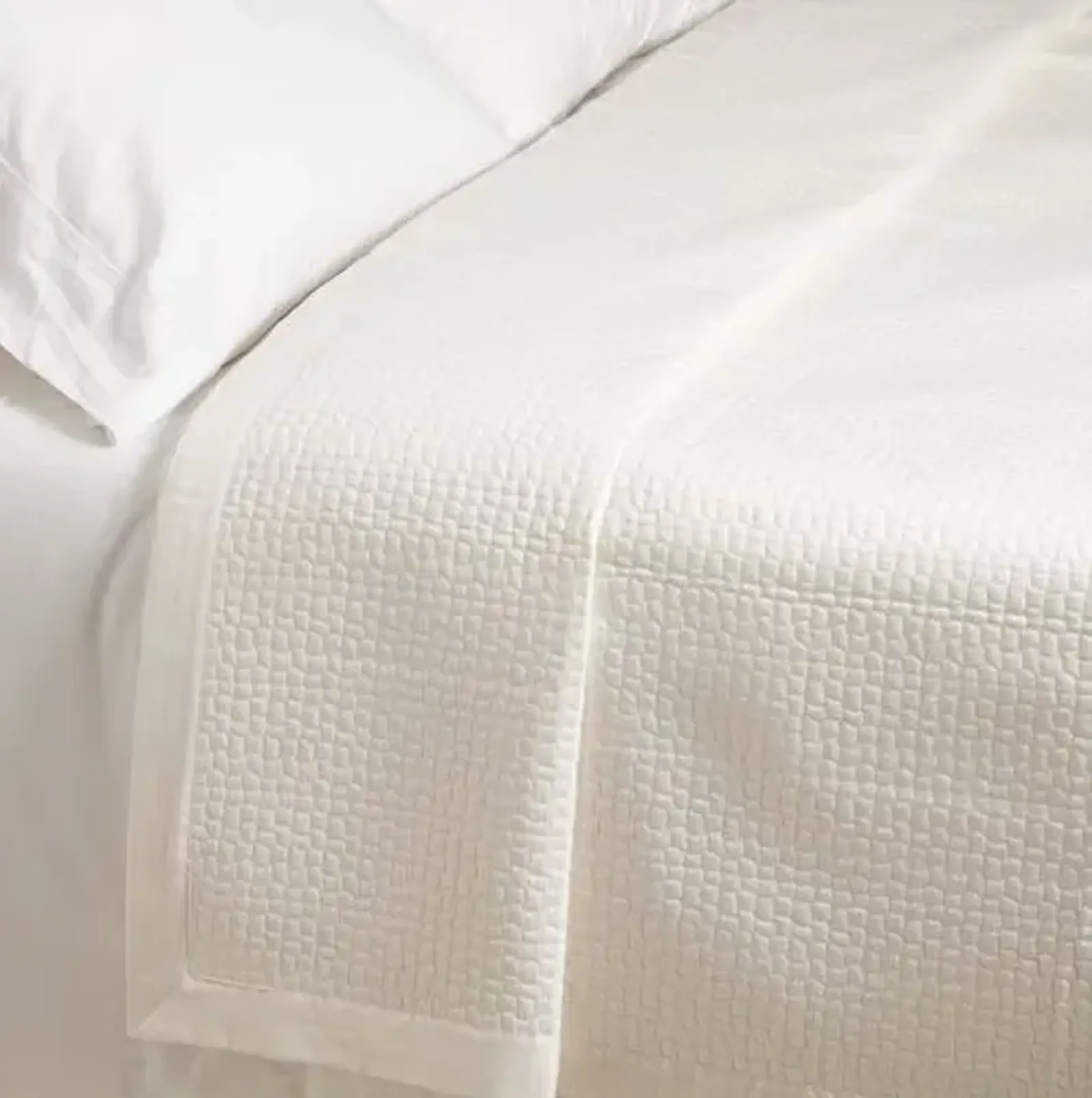 Hamilton Coverlet - Peacock Alley - White