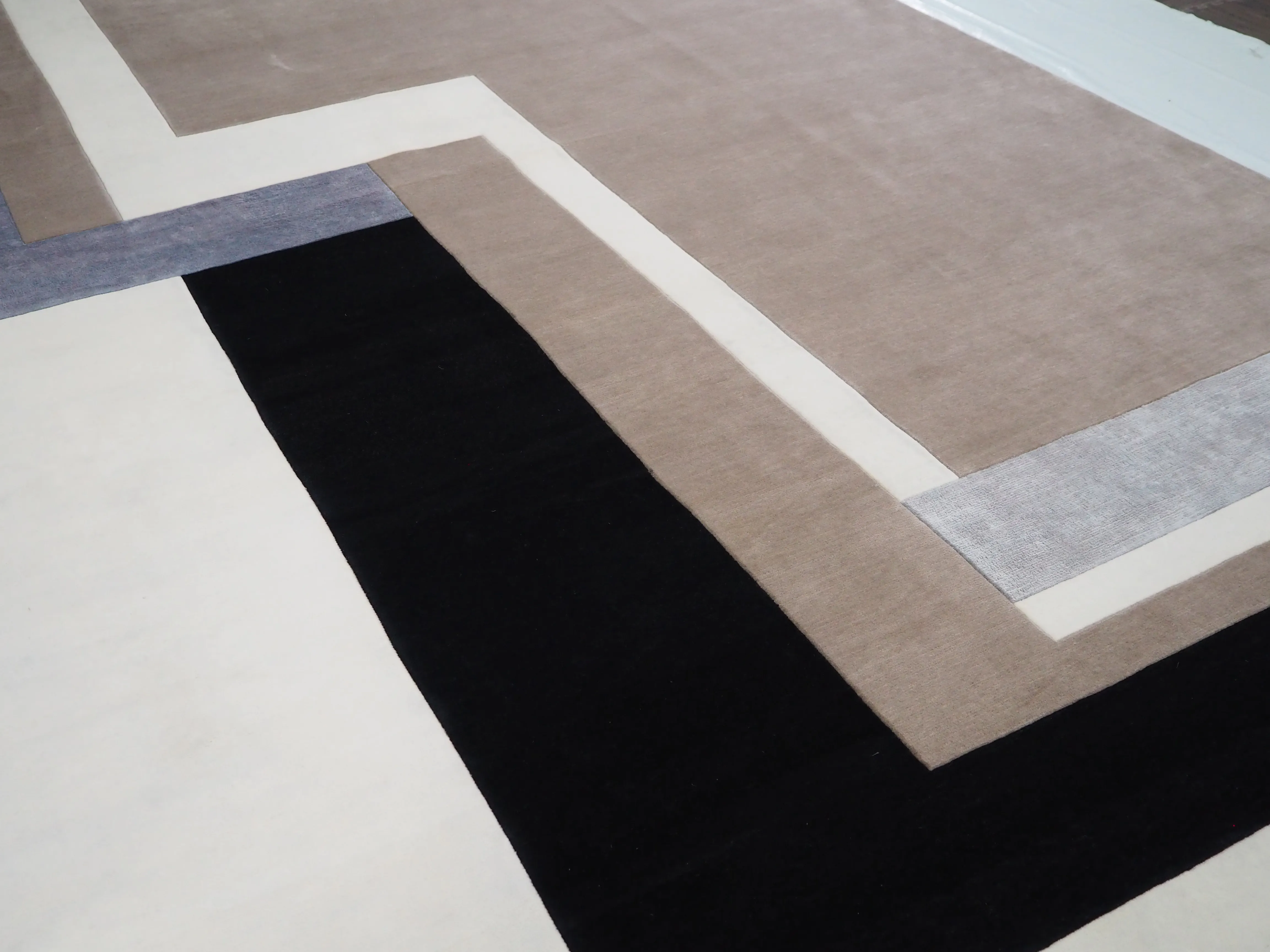 10" x 14" Winston Rug - Tan/Black - F.J. Kashanian - Black