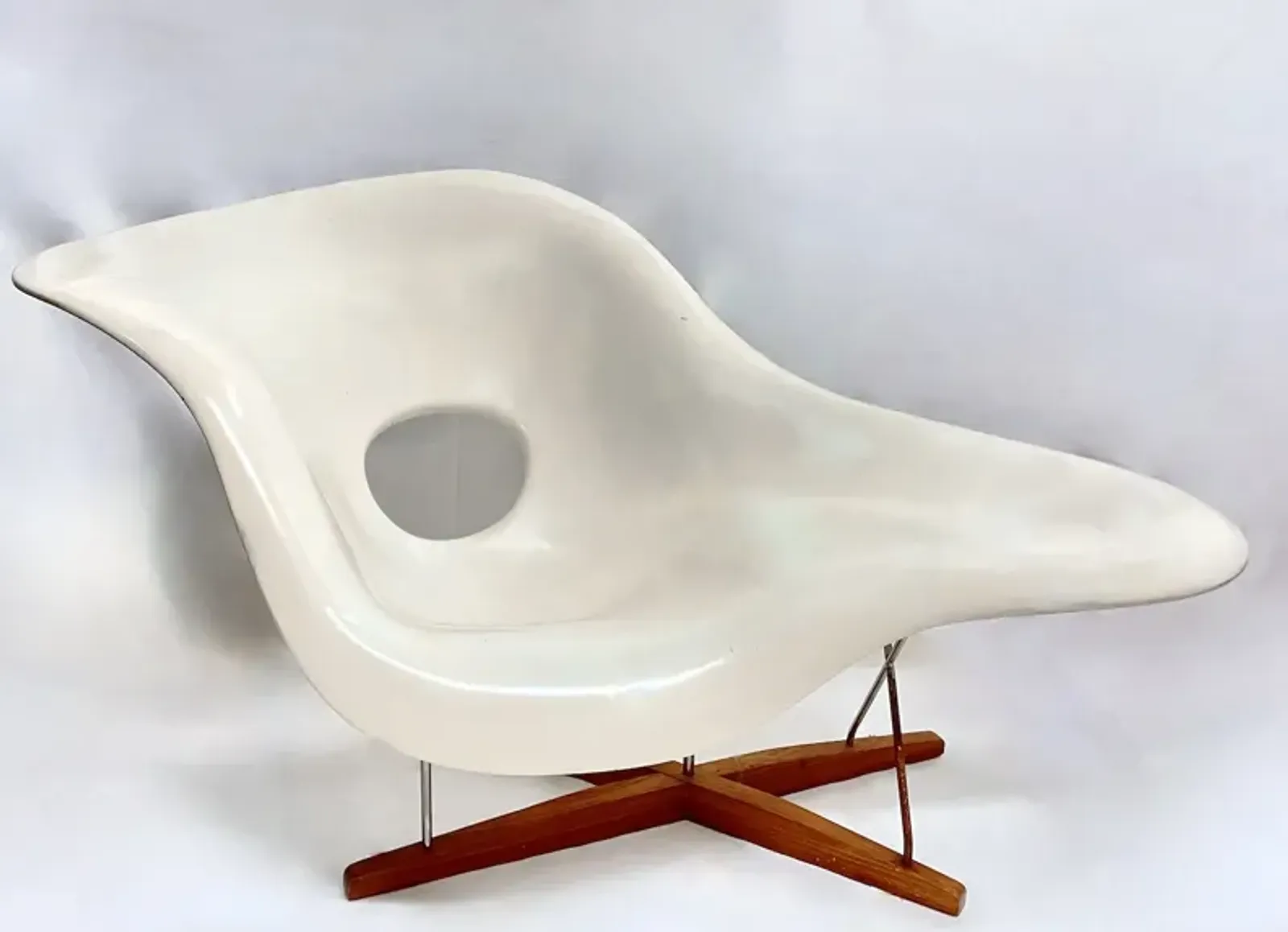 MCM Eames Fiberglass Chaise Lounge - White - Comfortable, Sturdy, Stylish