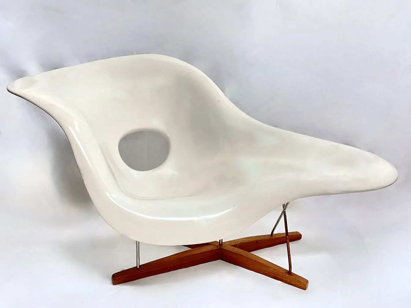 MCM Eames Fiberglass Chaise Lounge - White - Comfortable, Sturdy, Stylish