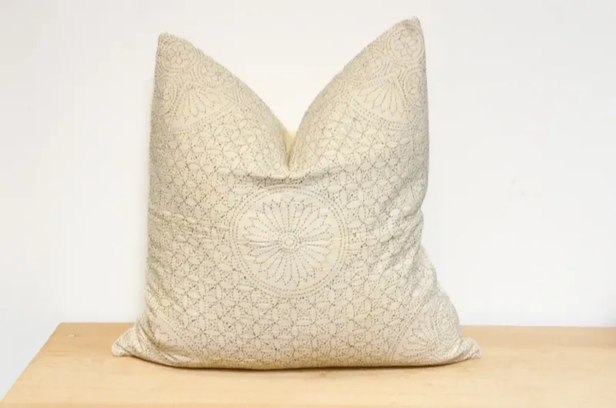 Daisy Hand-Stitched Pillow Cover - de-cor