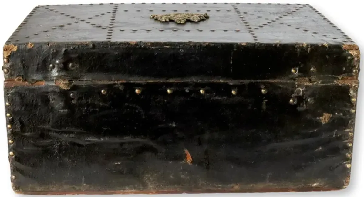 Large English Storage Chest w/Crest