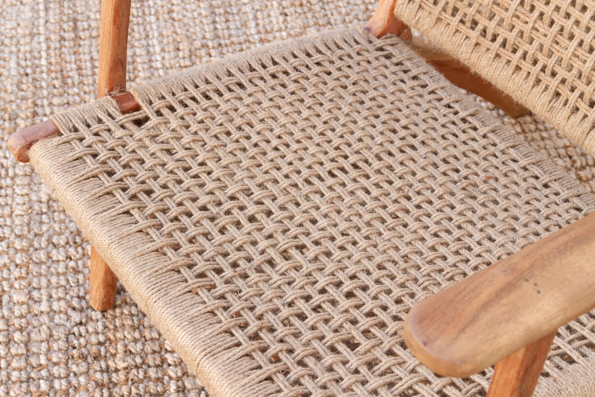 Mid-Century Style Jute Armchair - Comfortable, Sturdy, Durable