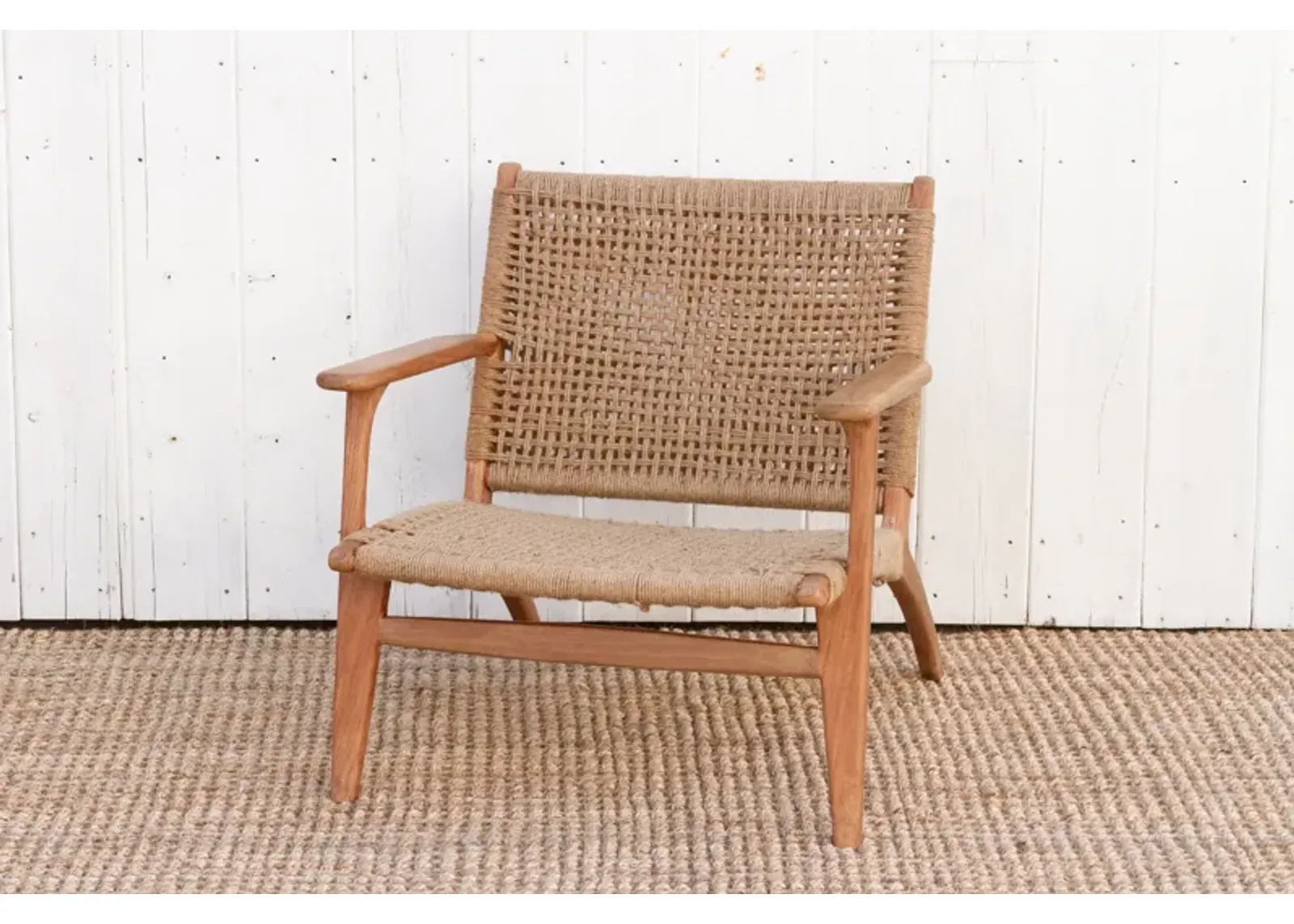 Mid-Century Style Jute Armchair - Comfortable, Sturdy, Durable