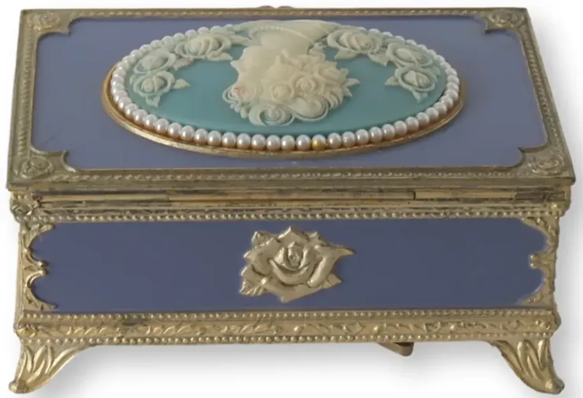 Cameo "Wind Beneath My Wings" Music Box - The Queens Landing