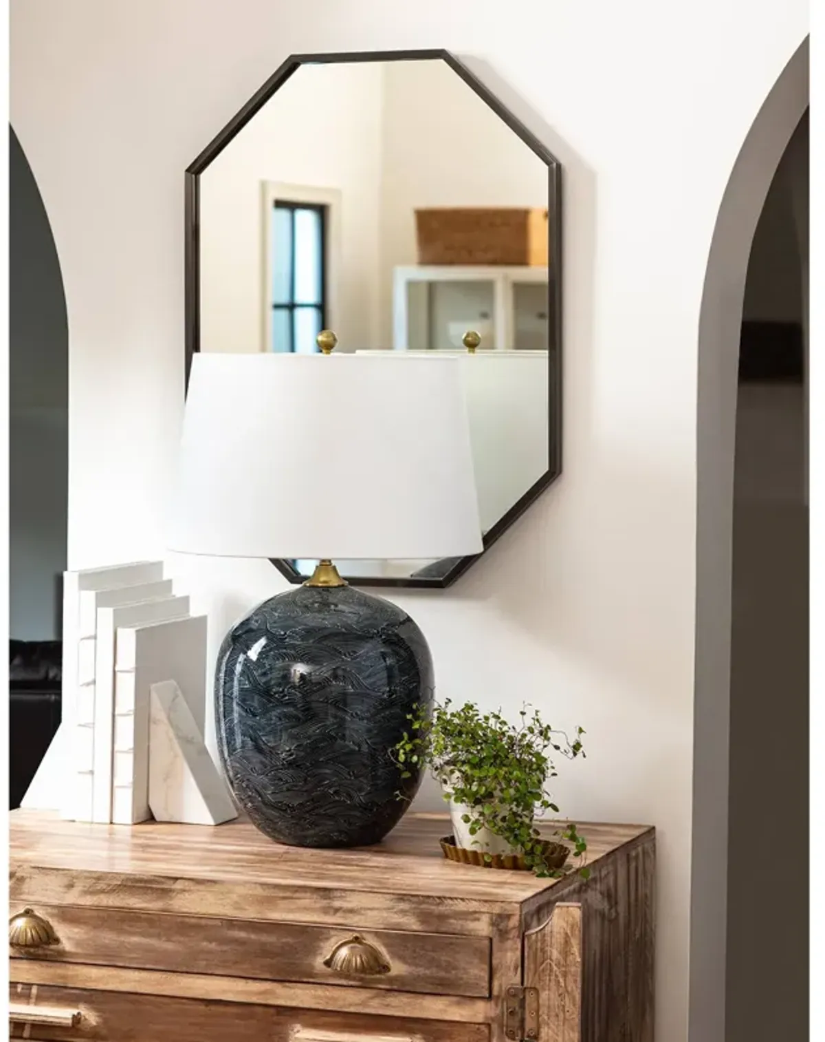 Harbor Ceramic Table Lamp (Black)