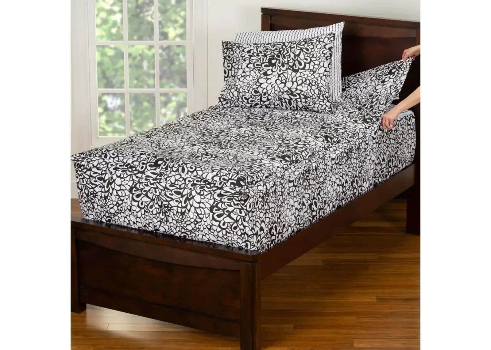 Black and White Twin Graphic Blooms Bunkie Deluxe Bedding