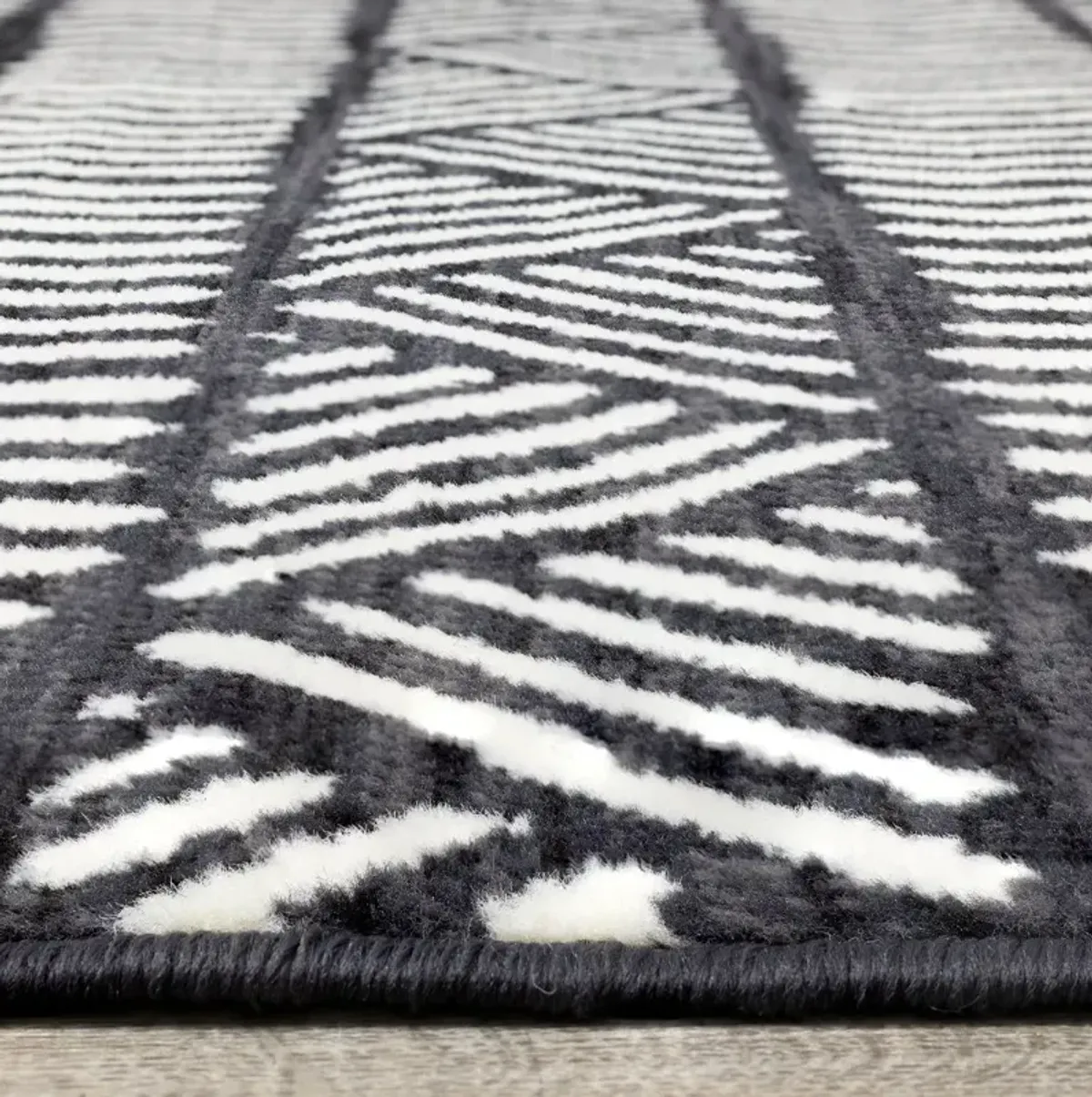 Faira Grey & White Tribal 4 x 6 Area Rug