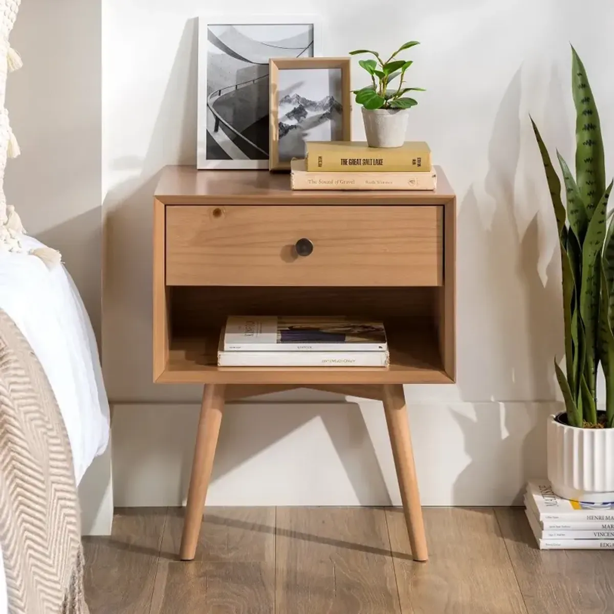 Mid Century Pine 1-Drawer Nightstand