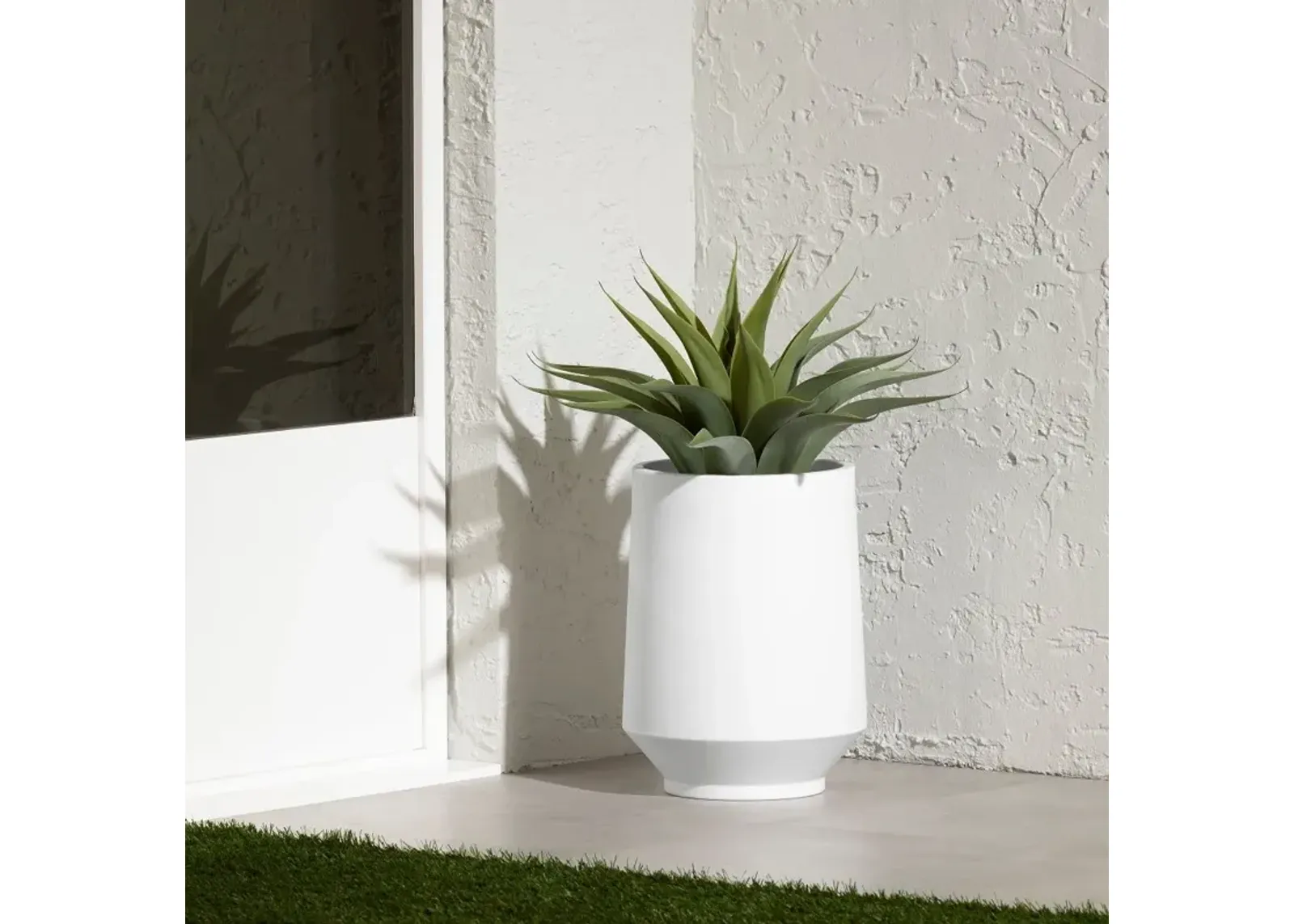 Dalya White 16" Outdoor Planter