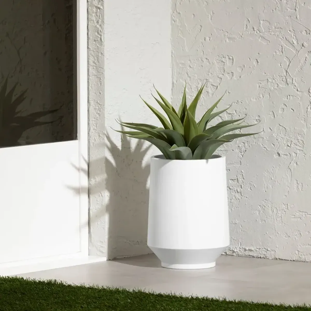 Dalya White 16" Outdoor Planter