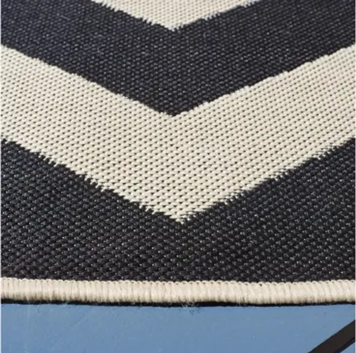 Courtyard Chevron Indoor/Outdoor Area Rug Round