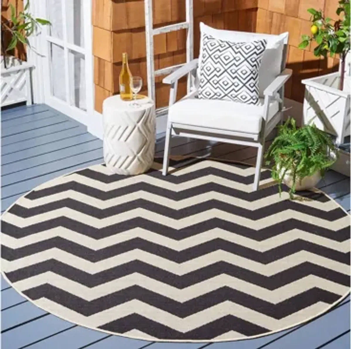 Courtyard Chevron Indoor/Outdoor Area Rug Round