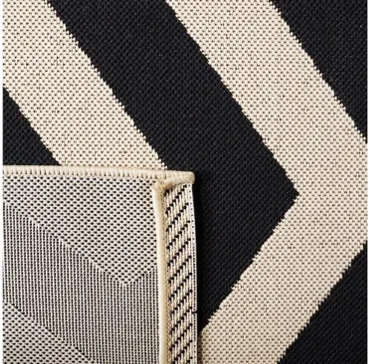 Courtyard Chevron Indoor/Outdoor Area Rug