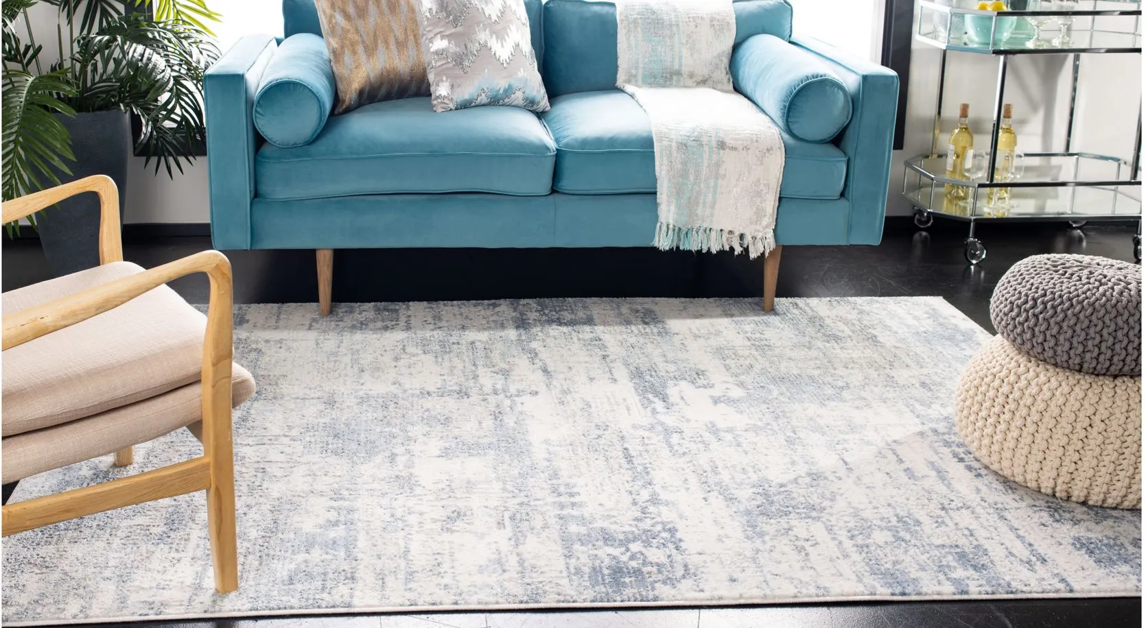 Amelia Area Rug in Ivory / Blue by Safavieh