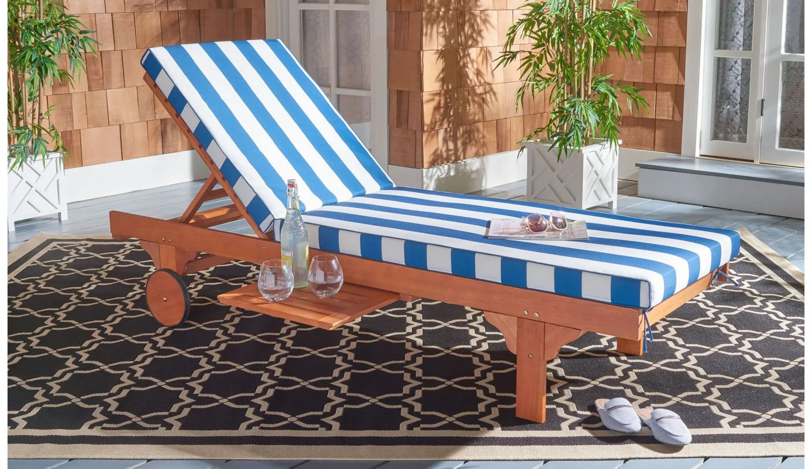 Newport Chaise Lounge Chair w/ Side Table