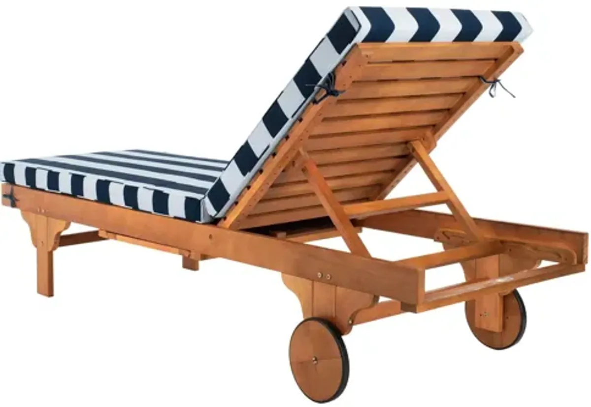 Artria Chaise Lounge Chair With Side Table