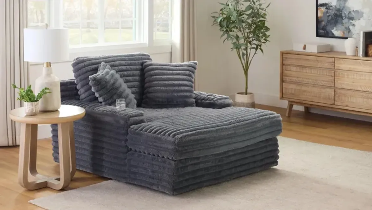 Woolly Small Chaise w/ Dual Cup Holders and USB