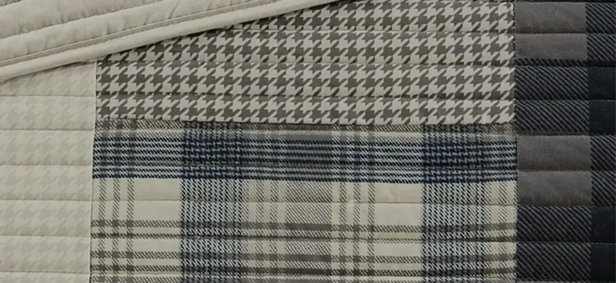Winter Hills Quilt Set