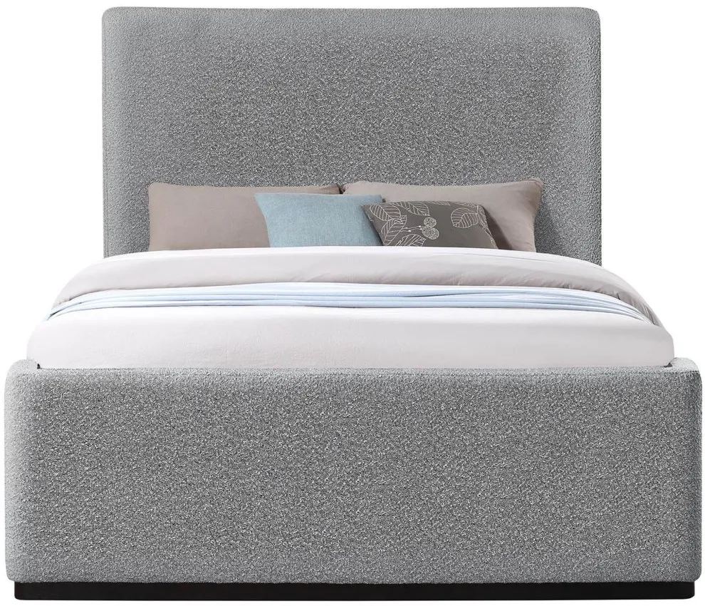 Oliver Queen Bed in Gray by Meridian Furniture