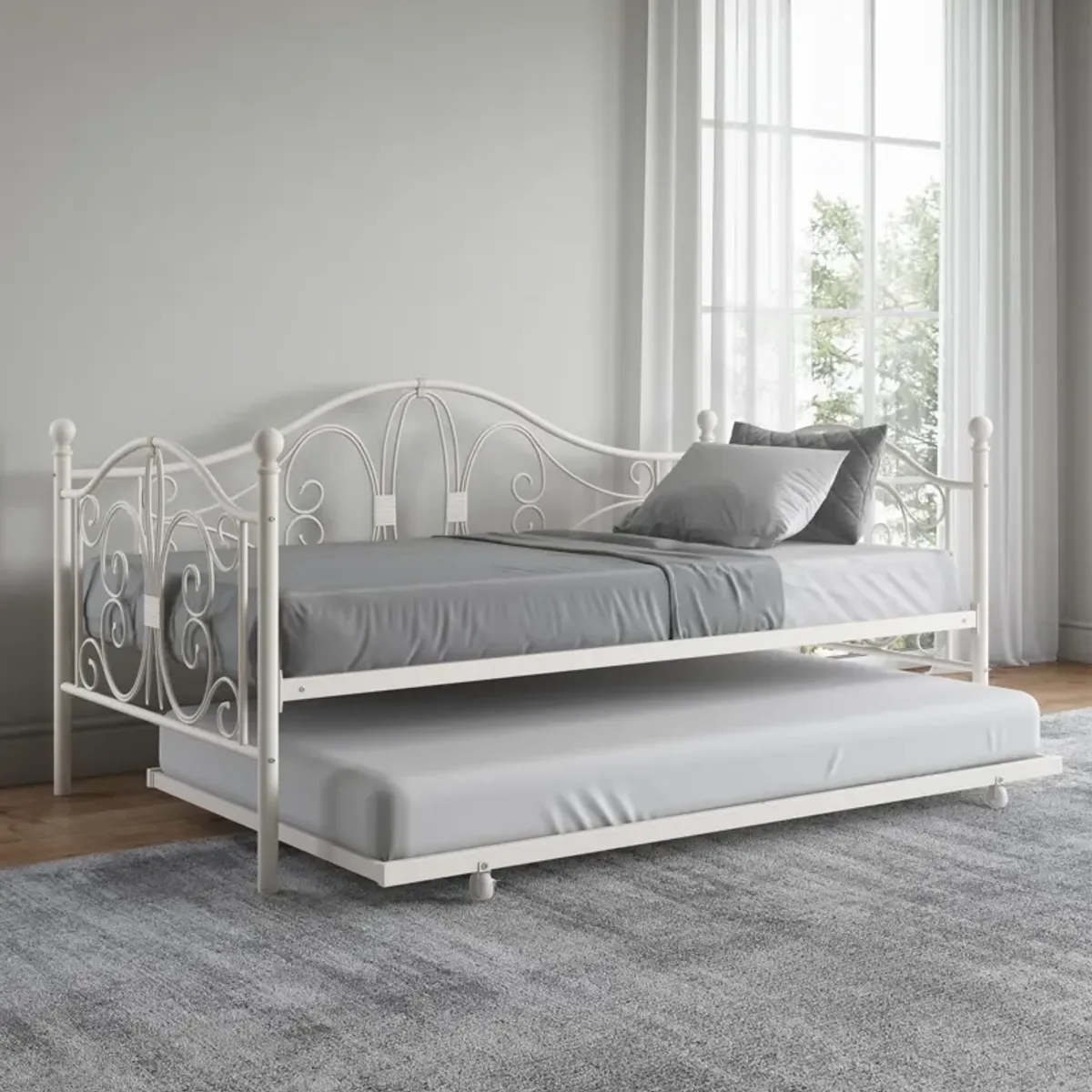 Ballard Victorian Metal Daybed and Trundle with Set