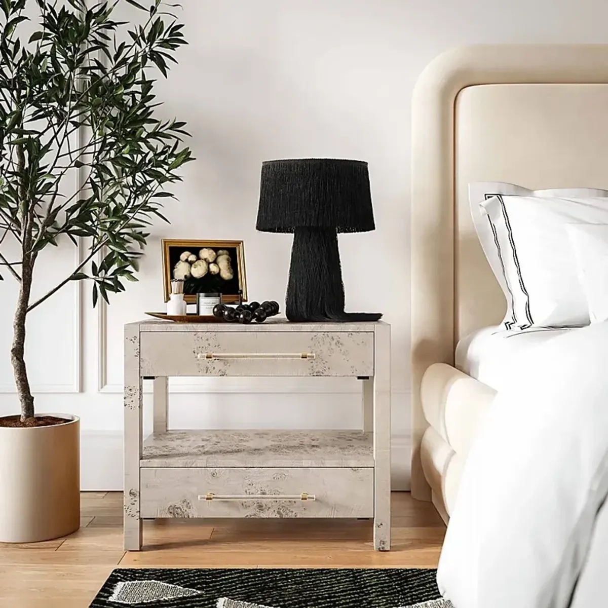 Ailshie I White Nightstand