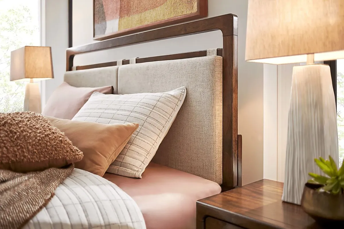 Surrey Ellis Caramel 3 Pc King Upholstered Bed