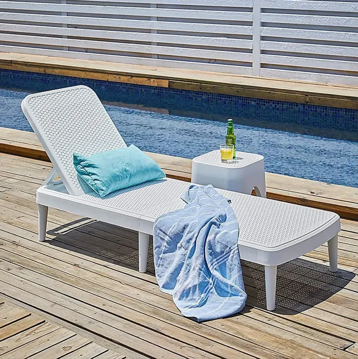 Lagoon Tahiti White Outdoor Chaise Lounge