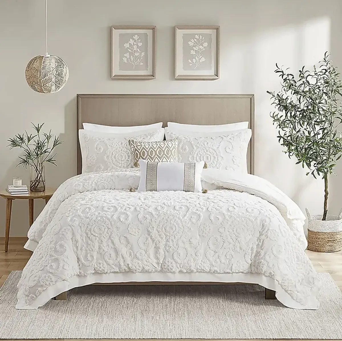 Alaegha Ivory 3 pc Full/Queen Comforter Set