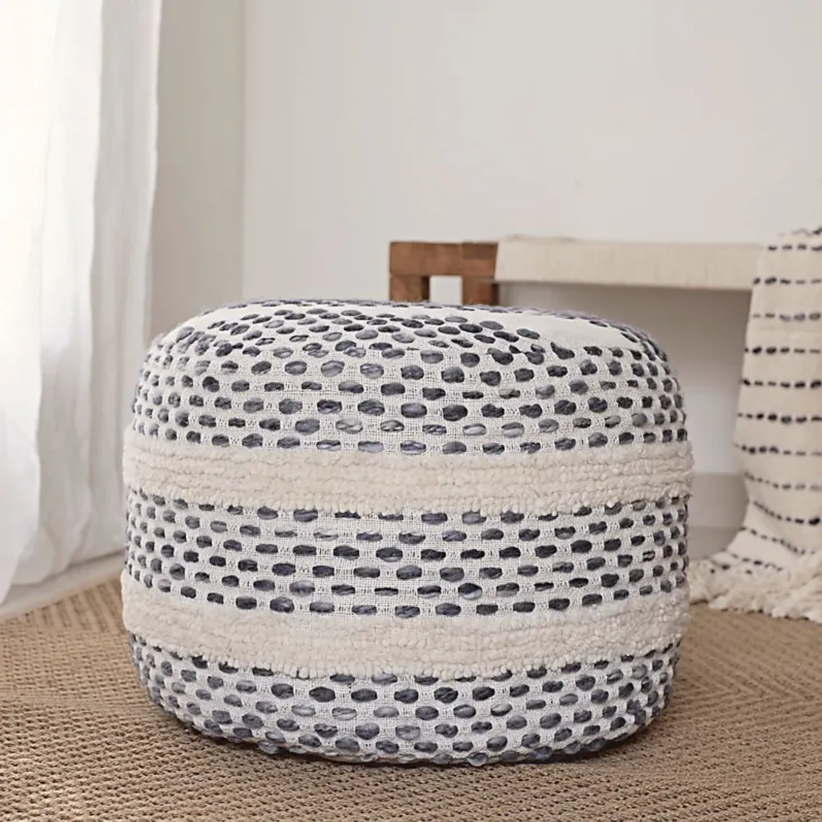 Vaddo Gray/Ivory Pouf