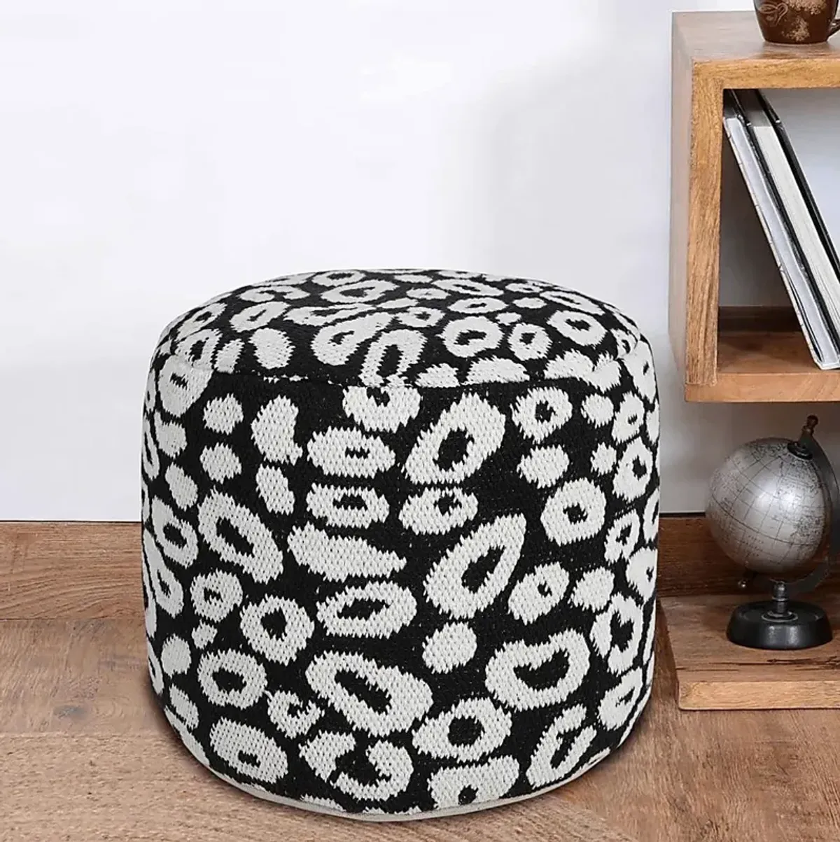 Mocant Black Pouf