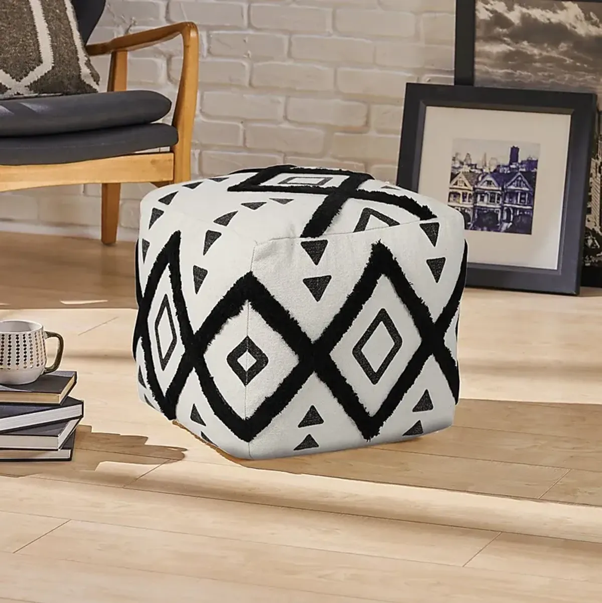 Conseld Black/White Pouf