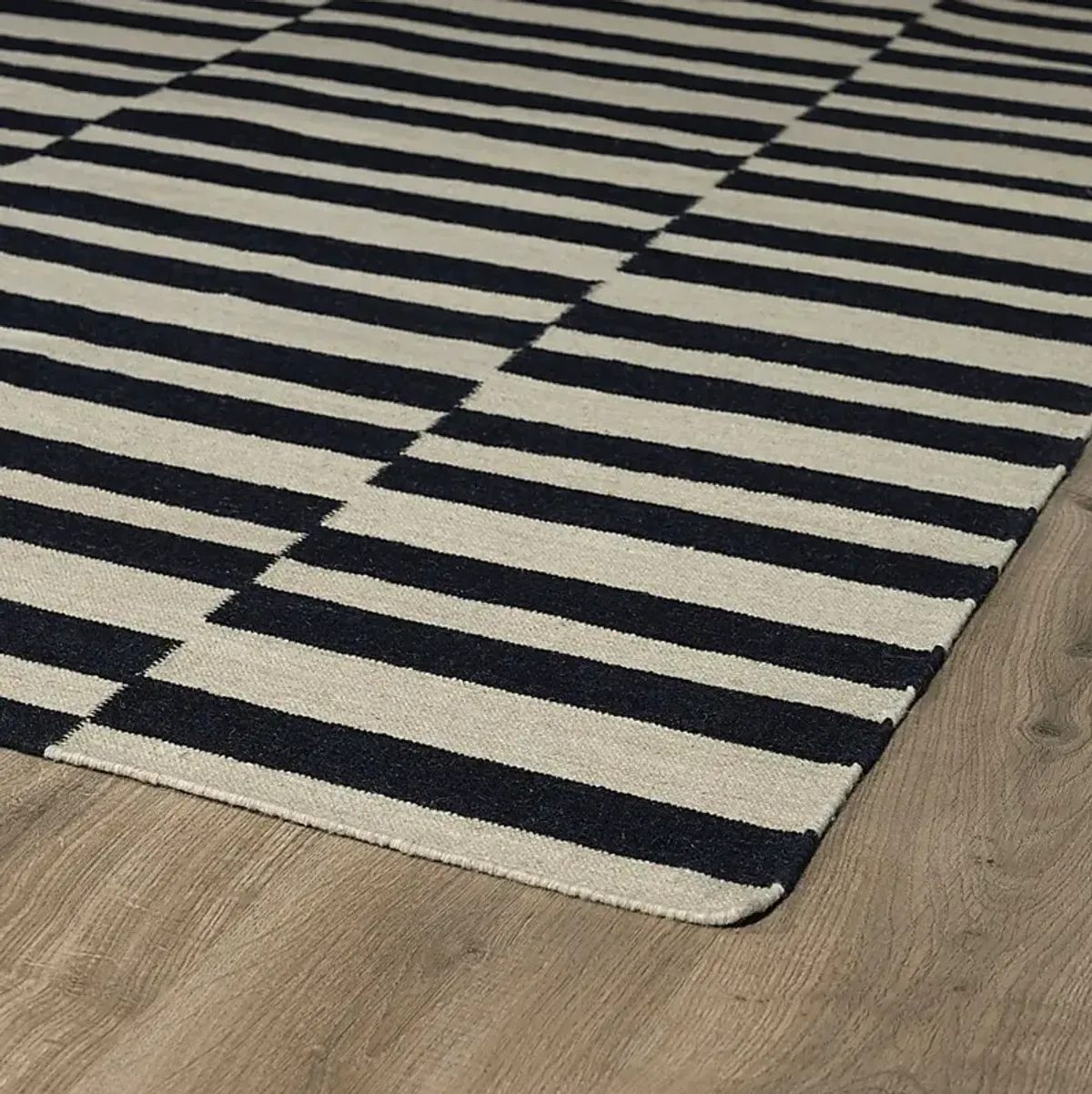 Alasse Black 5' x 8' Rug