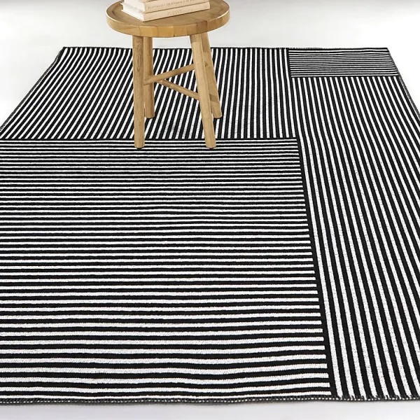 Iomeina Black 5'3 x 7' Area Rug