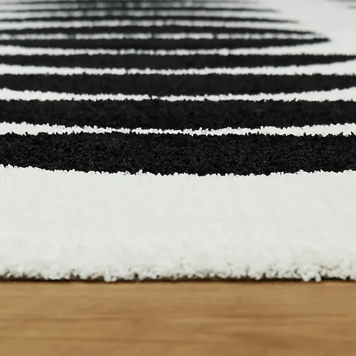 Wumolf Black/White 5'3 x 7' Rug