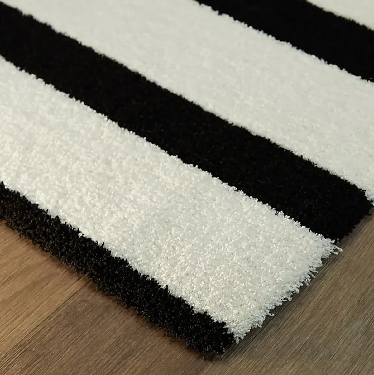 Vedand Black/White 5'3x7' Rug