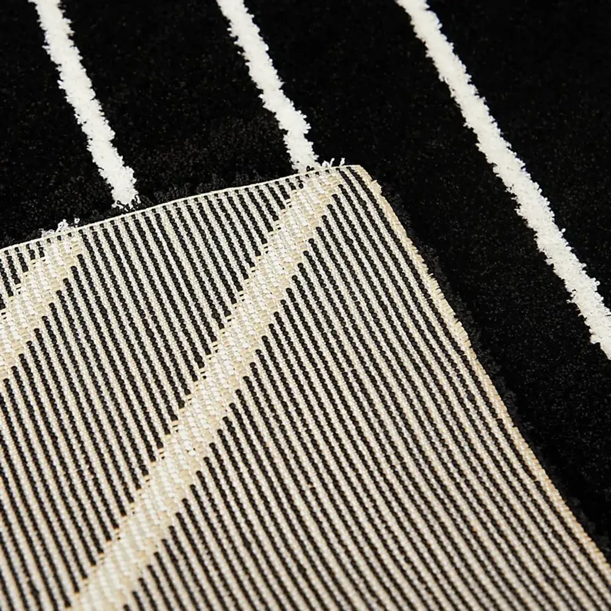 Wrilas Black/White 5'3 x 7' Rug