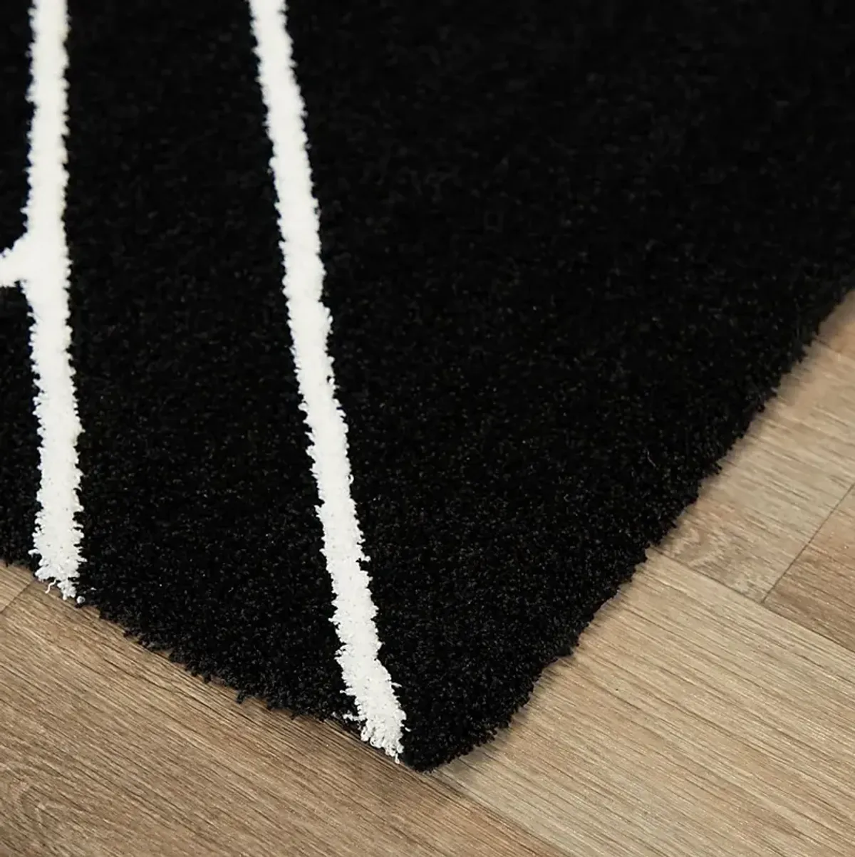 Wrilas Black/White 5'3 x 7' Rug