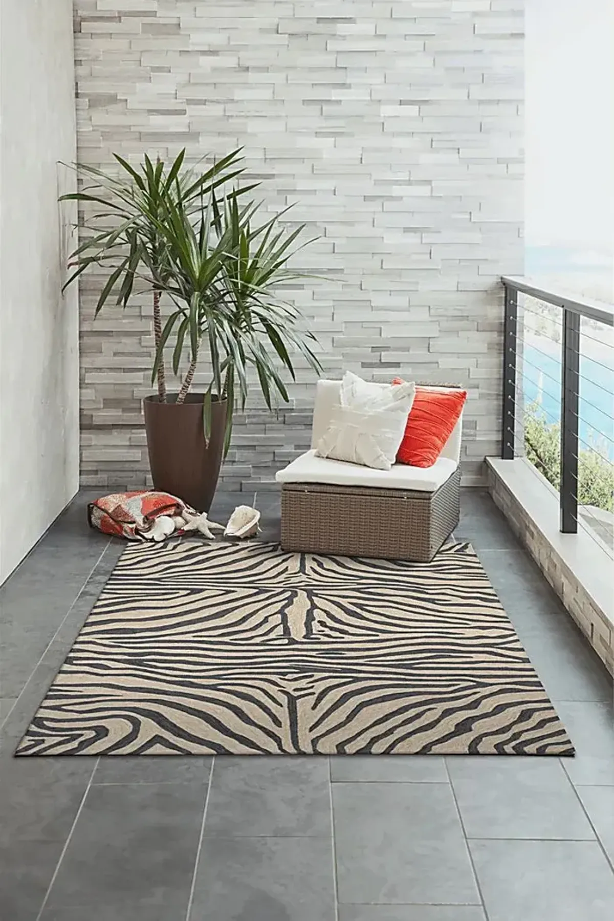 Weto Black 5' x 7'6 Indoor/Outdoor Rug