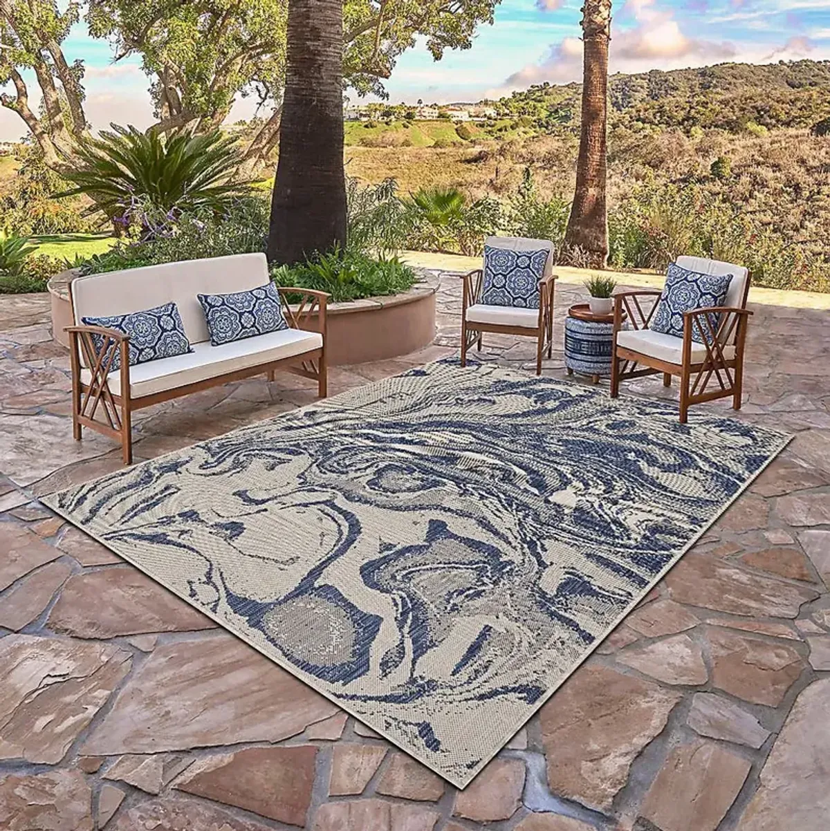 Taveco White/Navy 5'3 x 7' Indoor/Outdoor Rug