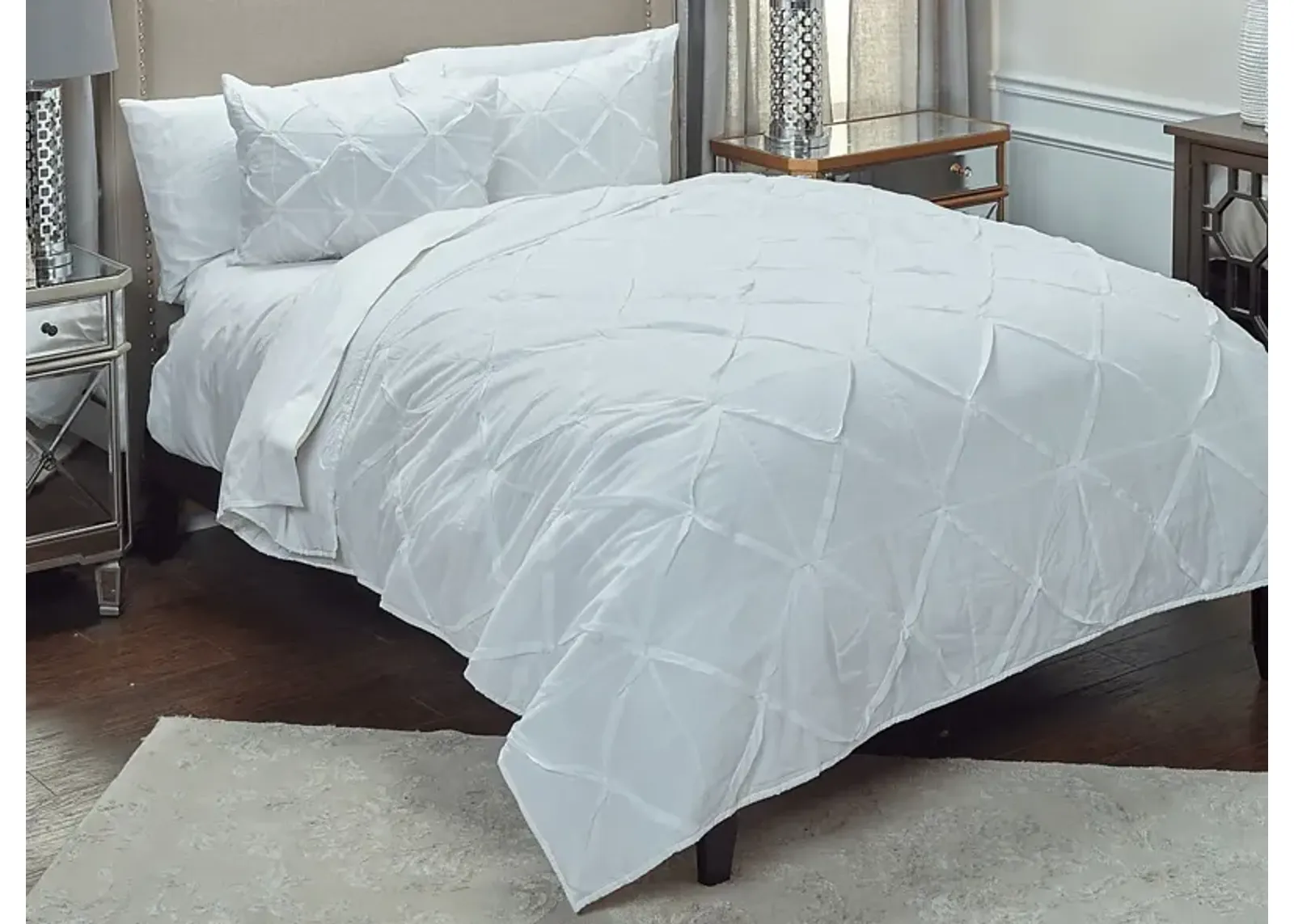 Emiliya White Queen Quilt