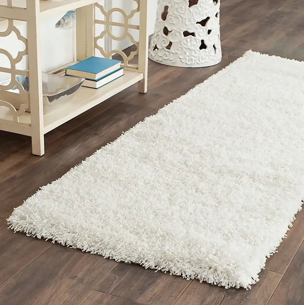 Cleona White 2' x 7' Runner Rug