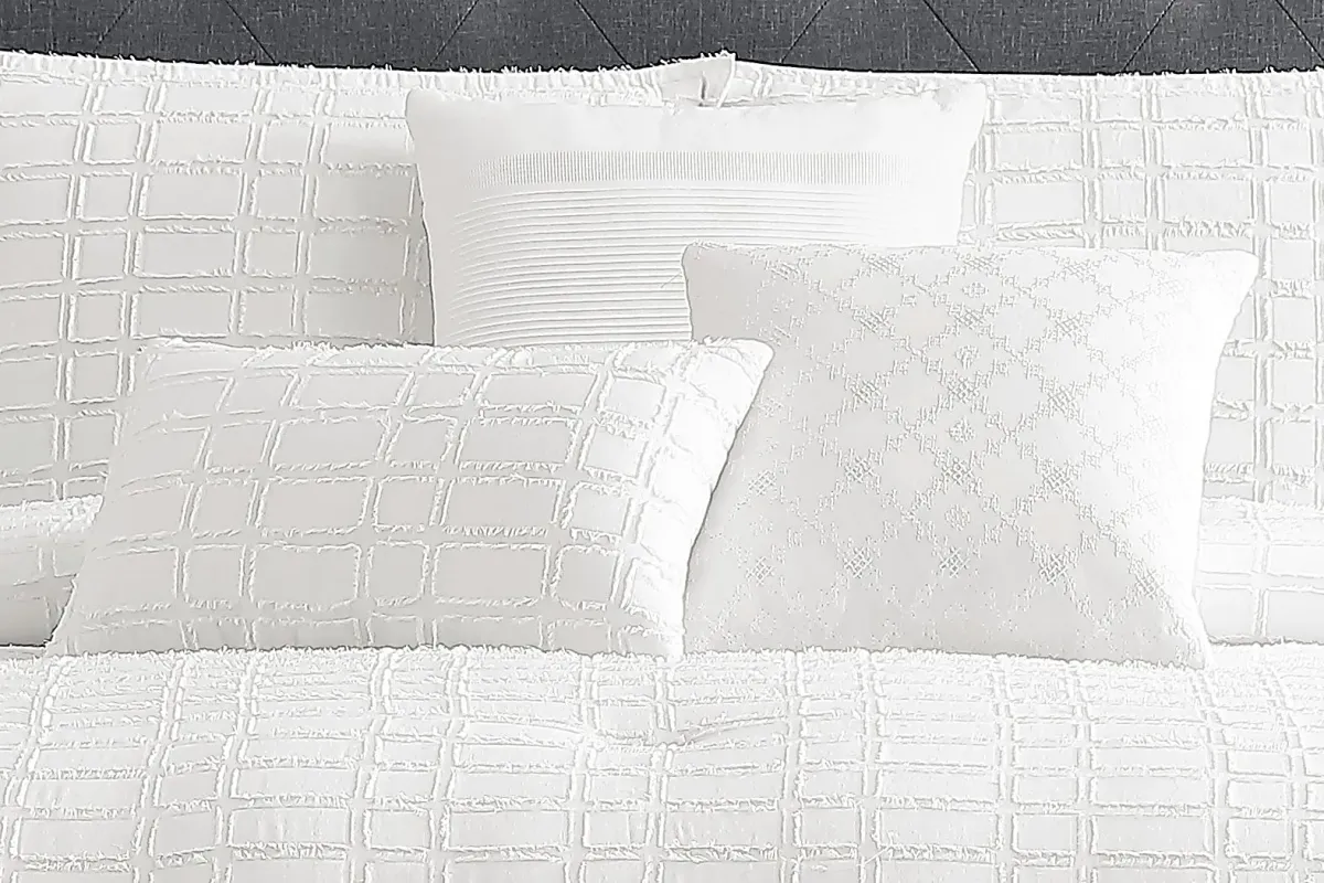 Edgenly White 6 Pc Queen Comforter Set