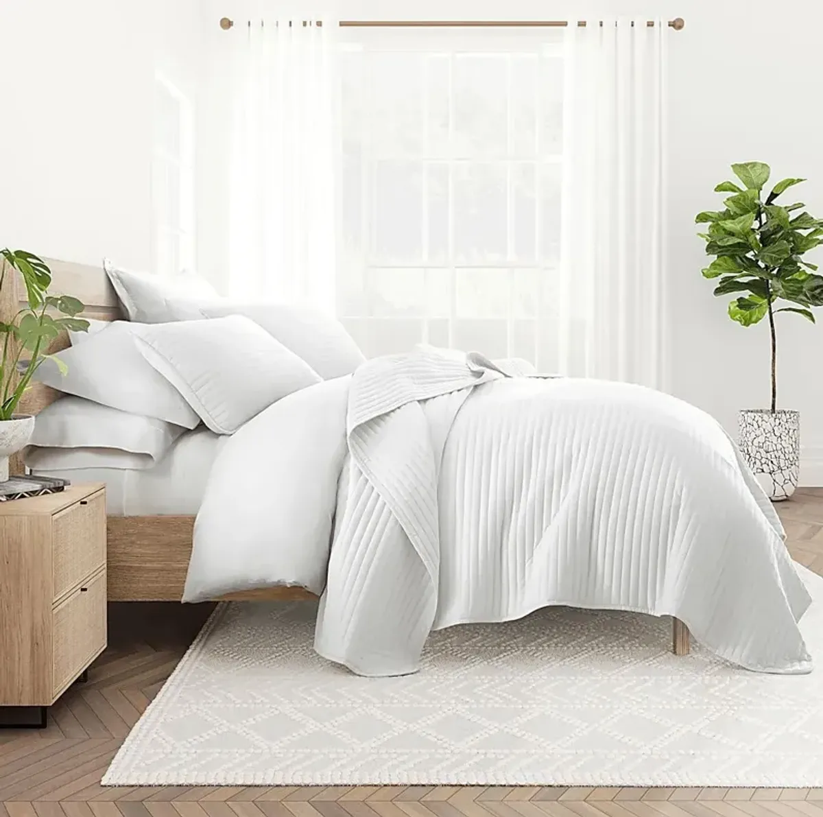 Honeybell White 3 Pc King Quilt Set