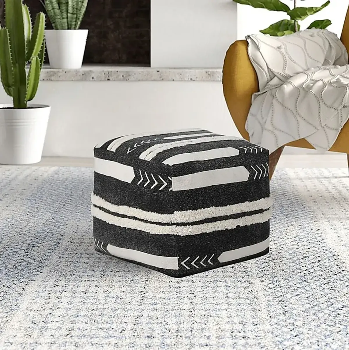 Norasen I Black Pouf